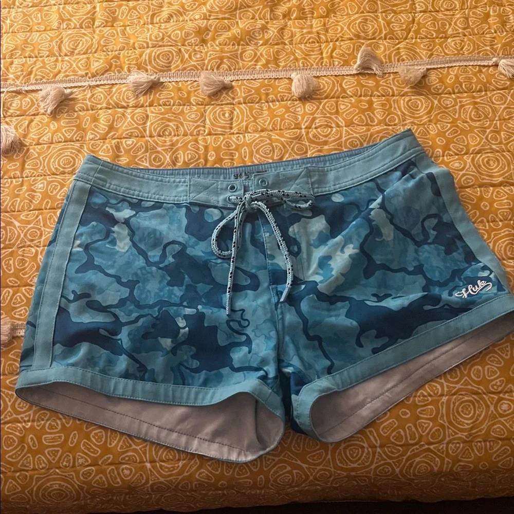 #1483+ Huk Women's Teal and Navy Camo Athletic Shorts - Picture 6 of 10